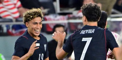El delantero estadounidense n.º 19, Julian Hall (izquierda), celebra con su compañero, el centrocampista estadounidense n.º 07, Giovanni Reyna, tras marcar el segundo gol de su equipo durante el partido amistoso internacional de fútbol entre Estados Unidos y Chile, disputado en el Energizer Park de San Luis, Misuri, el 29 de septiembre de 2026.