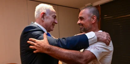El primer ministro israelí, Benjamin Netanyahu, da la bienvenida a Yaniv Hayun, uno de los pasajeros israelíes que ayudó a reducir al presunto atacante a bordo del vuelo FZ1073 de flydubai, en el Aeropuerto Internacional Ben-Gurión, el 30 de septiembre de 2026.