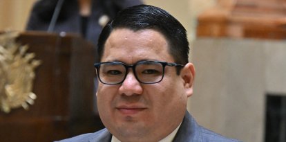 (ARCHIVO) El recién nombrado fiscal general de Bolivia, Roger Mariaca, asiste a su ceremonia de toma de posesión en la sede de la Vicepresidencia en La Paz, Bolivia, el 22 de octubre de 2024. La policía boliviana detuvo al fiscal general Roger Mariaca el 30 de septiembre de 2026, dos días después de que Estados Unidos le revocara el visado por supuestos vínculos con el narcotráfico, según informó a la AFP una fuente del Gobierno boliviano. (Foto de AIZAR RALDES / AFP)