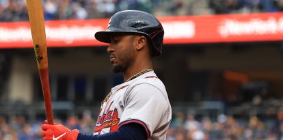 Ozzie Albies, el número 1 de los Atlanta Braves, espera su turno al bate durante la novena entrada de un partido de béisbol contra los New York Mets en el Citi Field de Corona, Nueva York, el 11 de mayo de 2024. (Foto de Gordon Donovan/NurPhoto) (Foto de Gordon Donovan / NurPhoto vía AFP)