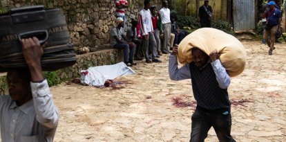 La gente huye de la zona tras la violencia nocturna en la que más de veinte personas fueron asesinadas por bandas armadas