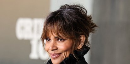 Halle Berry, luciendo un diseño de Gucci y Cartier, en el estreno mundial de «Crime 101»