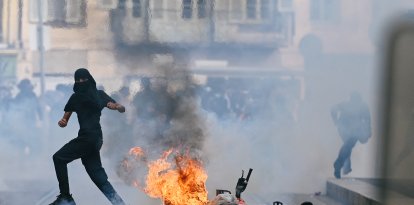 Un manifestante en Clermont-Ferrand, Francia