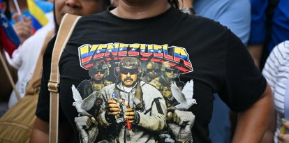 Una mujer luce una camiseta con la imagen del derrocado presidente venezolano Nicolás Maduro y la inscripción "Venezuela libre" durante un mitin de la líder opositora María Corina Machado.