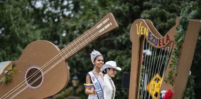 Una carroza venezolana durante un desfile por el Mes de la Herencia Hispana en Washington DC.
