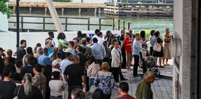 Varias personas hacen fila frente al Tribunal de Inmigración de Miami, en Miami, Florida, el 3 de septiembre de 2026.