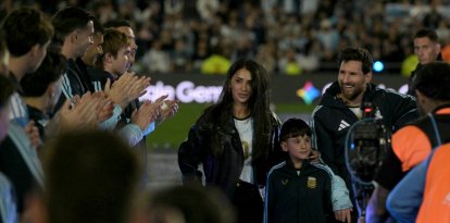 Lionel Messi (n.º 10), su esposa Antonela Roccuzzo y su hijo Ciro abandonan el campo de juego