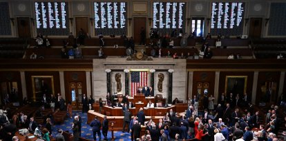 Los miembros del Congreso de EEUU votan el proyecto de ley fiscal del presidente Donald Trump en el pleno de la Cámara de Representantes, en el Capitolio de EEUU, en Washington, D. C., el 3 de julio de 2025. El Congreso aprobó el «One Big Beautiful Bill», a pesar de las reservas existentes en su propio partido respecto a un texto que dispararía la deuda nacional y supondría un ataque histórico a la red de protección social.