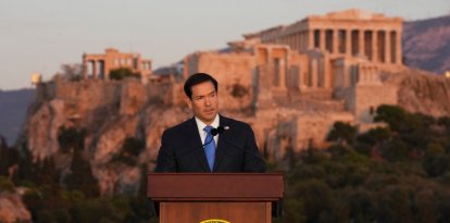 Marco Rubio, pronuncia un discurso en la colina de la Pnyx —donde los antiguos atenienses celebraban sus asambleas democráticas— con el antiguo templo del Partenón, situado en la Acrópolis, visible al fondo