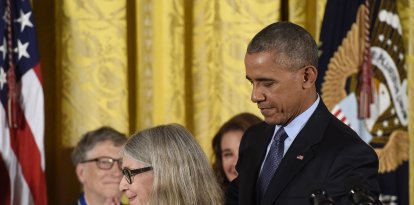 (ARCHIVO) El presidente Barack Obama, entrega a la matemática e informática Margaret Hamilton la Medalla Presidencial de la Libertad, la más alta distinción civil del país, durante una ceremonia en honor a 21 galardonados, celebrada en el Salón Este de la Casa Blanca, en Washington, D. C., el 22 de noviembre de 2016. Hamilton, que dirigió el desarrollo del sistema informático utilizado por el programa lunar Apolo de la NASA, ha fallecido a los 90 años, según anunció el 7 de octubre de 2026 el Instituto Tecnológico de Massachusetts (MIT), donde trabajó durante casi veinte años.
