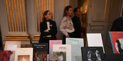 Ejemplares de libros de la autora canadiense Anne Carson se exhiben en la Academia Sueca en Estocolmo, Suecia
