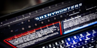El logotipo del FBI y el sitio web Shinyhunters en la dark web, donde el grupo de hackers afirma haber hackeado al FBI (Ilustración)