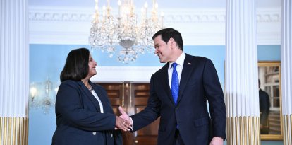 El secretario de Estado estadounidense, Marco Rubio, estrecha la mano de la líder de la oposición venezolana, Dinorah Figuera