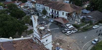 Esta vista aérea muestra la catedral y el edificio de la oficina del gobernador de Penonomé derrumbados.