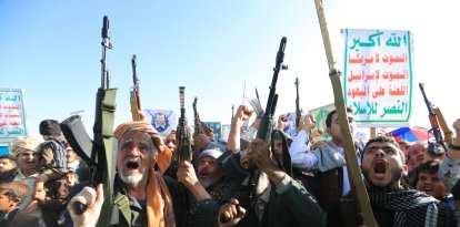 Partidarios de las autoridades hutíes exhiben sus armas durante una protesta contra la intervención saudí en Yemen