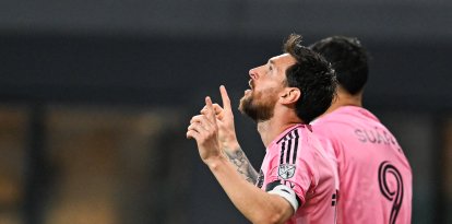 El delantero argentino del Inter Miami, Lionel Messi (n.º 10), celebra el tercer gol de su equipo durante un partido de la temporada regular de la Major League Soccer (MLS) entre el Inter Miami CF y el DC United, disputado en el Nu Stadium de Miami, Florida, el 10 de octubre de 2026.