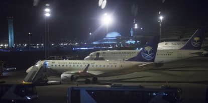 Aeropuerto Internacional Rey Khalid de Riad. Un aeropuerto que registró más de 23 000 000 de pasajeros en 2016 y que es centro de operaciones de Saudia y Flynas. El aeropuerto cuenta con cinco terminales de pasajeros, tres de las cuales están operativas en la actualidad. Hay vuelos que conectan Arabia Saudí con Europa, América, Asia, Oriente Medio y África.