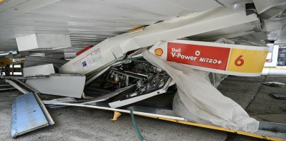 Se observan los daños causados por la tormenta en una gasolinera de Gulf Breeze, Florida, el 10 de octubre de 2026. El sureste de Estados Unidos se enfrentó a un alto riesgo de inundaciones el sábado, mientras Isaias —que había pasado de ser un huracán a un ciclón postropical— avanzaba hacia el norte tras tocar tierra en la costa del Golfo de Florida. Isaías tocó tierra a última hora del viernes como huracán de categoría 2 cerca de la localidad turística de Destin, en Florida, con vientos sostenidos de 105 millas (165 kilómetros) por hora, antes de debilitarse durante la noche, según informó el Centro Nacional de Huracanes (NHC).