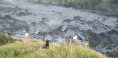 Esta captura de pantalla, tomada de un vídeo de AFPTV grabado el 11 de octubre de 2026, muestra cómo las aguas de la riada destruyen edificios a lo largo del río Budhi Gandaki, tras una riada repentina provocada por un deslizamiento de tierra en terreno seco, en Sallari Chumnubri, en el distrito de Gorkha (Nepal), el 11 de octubre de 2026. Las riadas repentinas se extienden a lo largo del río Budhi Gandaki, en Nepal, destruyendo edificios y arrasando la zona circundante con aguas fangosas.
Más de 1.400 personas fallecieron y más de 5.000 siguen desaparecidas tras la catastrófica inundación que azotó Nepal el 26 de agosto, provocada por un derrumbe de una montaña y un glaciar en la frontera entre China y Nepal.