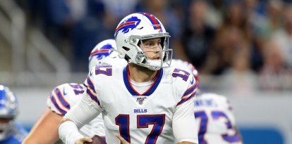 El quarterback de los Buffalo Bills, Josh Allen (17), busca un pase durante la primera parte de un partido de fútbol americano de la NFL contra los Detroit Lions en Detroit, Míchigan (EE. UU.), el viernes 23 de agosto de 2019.