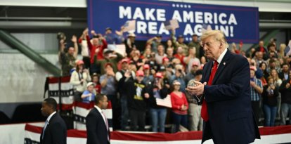Donald Trump aplaude mientras abandona el escenario tras intervenir en un mitin de campaña en Alaska