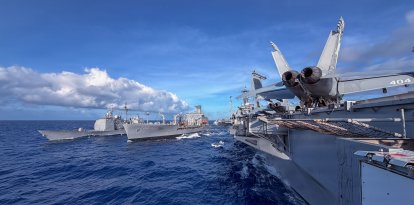 El portaaviones de la clase Nimitz USS Theodore Roosevelt (CVN 71) lleva a cabo una operación de reabastecimiento en el mar con el buque de reabastecimiento de la flota de la clase Henry J. Kaiser USNS Guadalupe (T-AO 200), en el centro, y el crucero lanzamisiles de la clase Ticonderoga USS Chosin (CG 65) en el océano Pacífico, durante el ejercicio «Rim of the Pacific 2026», el 12 de julio de 2026. Treinta países, 30 buques, cinco submarinos, 15 fuerzas terrestres nacionales, más de 190 aeronaves y más de 30 000 efectivos participan en el RIMPAC en las islas de Hawái y sus alrededores, del 24 de junio al 31 de julio. El RIMPAC, el mayor ejercicio marítimo internacional del mundo, ofrece una oportunidad de entrenamiento única, al tiempo que fomenta y mantiene las relaciones de cooperación entre los participantes, fundamentales para garantizar la seguridad de las rutas marítimas y la seguridad en los océanos del mundo. El RIMPAC 2026 es el trigésimo ejercicio de la serie que comenzó en 1