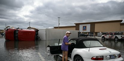 El estacionamiento inundado de un centro comercial en Tiger Point, Florida