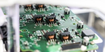 Componentes electrónicos en una placa de circuito