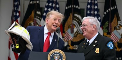 Donald Trump junto a Steve Hirsch en la Casa Blanca/ Jim WATSON
