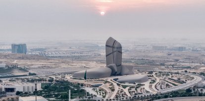 Esta vista aérea muestra la sede de la Compañía Petrolera de Arabia Saudita (Saudi Aramco) en Dhahran, al este de Arabia Saudí, el 14 de octubre de 2026. Los hutíes de Yemen afirmaron el 14 de octubre que habían atacado instalaciones pertenecientes a Saudi Aramco, después de que las autoridades saudíes informaran de un ataque contra un edificio situado en una zona donde se encuentra el centro de operaciones del gigante energético.