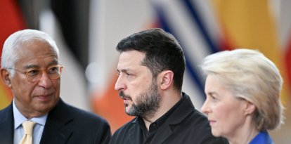 El presidente del CE, Antonio Costa; el presidente de Ucrania, V. Zelenski; y la presidente de la CE, Ursula von der Leyen