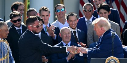 Miguel Rojas junto al presidente Donald Trump, tras el título de los LA Dodgers como campeones de la Serie Mundial 2025.