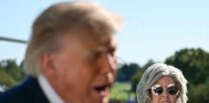Susie Wiles (derecha), observa mientras el presidente de Estados Unidos, Donald Trump