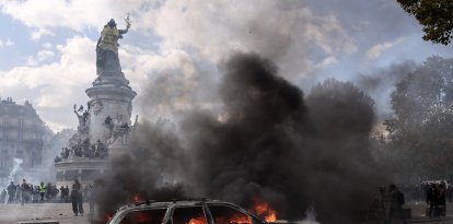 Un vehículo en llamas durante una manifestación en la Place de la République de París