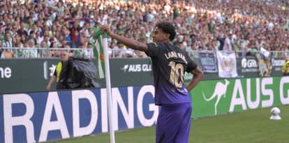 Lamine Yamal celebra el primer gol de su equipo durante el partido de la liga española entre el Real Betis y el FC Barcelona.
