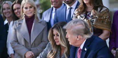 El presidente Donald Trump, observa mientras la primera dama, Melania Trump, firma una orden ejecutiva