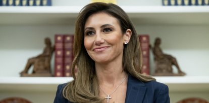 Alina Habba observa durante una ceremonia de toma de posesión para el cargo de fiscal federal para Nueva Jersey,