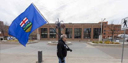 Un simpatizante separatista de Alberta porta una bandera