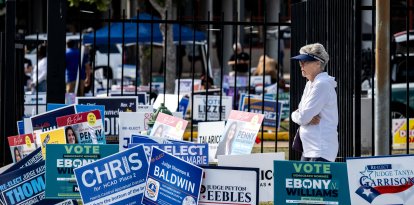 Una mujer llega a un centro de votación el primer día de votación anticipada en Texas para las midterms