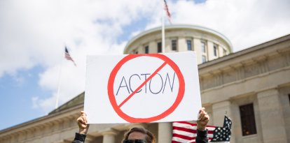 Activista protesta contra Amy Acton/ Megan JELINGER