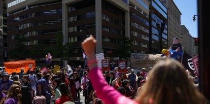 Manifestantes participan en una marcha del “Primero de Mayo” en Washington, DC