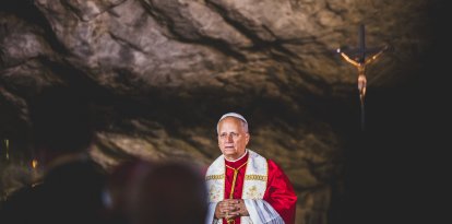 El Papa León en la Gruta de Massabielle, lugar de las apariciones de la Virgen María a Santa Bernadette Soubirous, en Lourdes, Francia.
