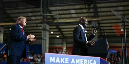Donald Trump junto a Evander Holyfield/ Kent NISHIMURA