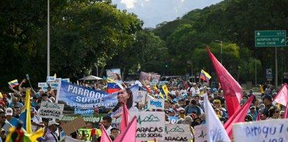 Partidarios de la líder opositora venezolana y ganadora del Premio Nobel de la Paz, María Corina Machado, asisten a un mitin para exigir elecciones en Caracas el 22 de octubre de 2026.