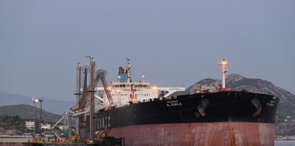El petrolero AL AGAILA descarga crudo en la terminal de HELLENiQ Energy en Pachi, cerca de Atenas, Grecia (Archivo)