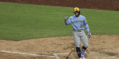 William Contreras, número 24 de los Milwaukee Brewers, lanza al aire su bate mientras celebra haber bateado un jonrón de tres carreras durante la décima entrada contra los Athletics en el Las Vegas Ballpark de Las Vegas, Nevada, el 8 de junio de 2026. Este partido supone el primer encuentro de la temporada regular de la Major League Baseball que se disputa en Las Vegas desde 1996; está previsto que los Athletics se trasladen a un nuevo estadio situado en el Strip de Las Vegas en 2028.