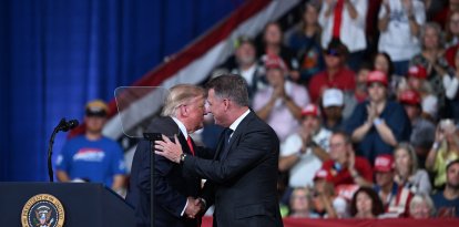 El presidente de Estados Unidos, Donald Trump, saluda al director general de Audi AG, Gernot Dollner, en un mitin de campaña para las elecciones de mitad de legislatura celebrado en el Guardian Centers of Georgia, en Perry (Georgia), el 24 de octubre de 2026. El presidente Trump está recorriendo el país para intentar dar un impulso a los republicanos en las reñidas contiendas de las elecciones de mitad de legislatura.