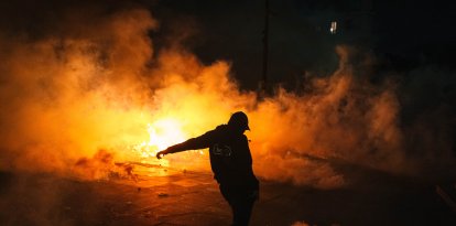 Un manifestante avanza entre el humo durante una protesta en Marsella, Francia, el 24 de octubre de 2026. Las autoridades desplegaron alrededor de 70 000 efectivos de seguridad en toda Francia ante la reanudación de las protestas por el coste de la vida, después de que los disturbios de la semana anterior provocaran daños en edificios públicos, el saqueo de cientos de tiendas y la detención de unas 2 700 personas.