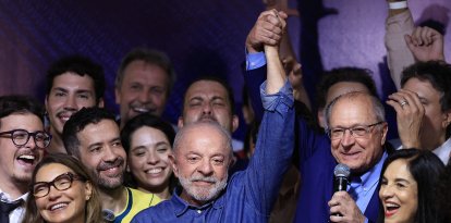 Lula da Silva celebra su victoria en las urnas/ Miguel SCHINCARIOL