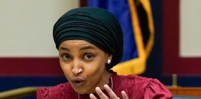 (ARCHIVO) La diputada estadounidense Ilhan Omar, demócrata por Minnesota, interroga a los testigos durante una audiencia de la Comisión de Educación y Fuerza Laboral de la Cámara de Representantes sobre el antisemitismo en los campus universitarios, celebrada en el Capitolio, en Washington, D.C., el 17 de abril de 2024. Agentes federales estadounidenses registraron el domicilio de la diputada demócrata Ilhan Omar en Washington el 12 de octubre de 2026.